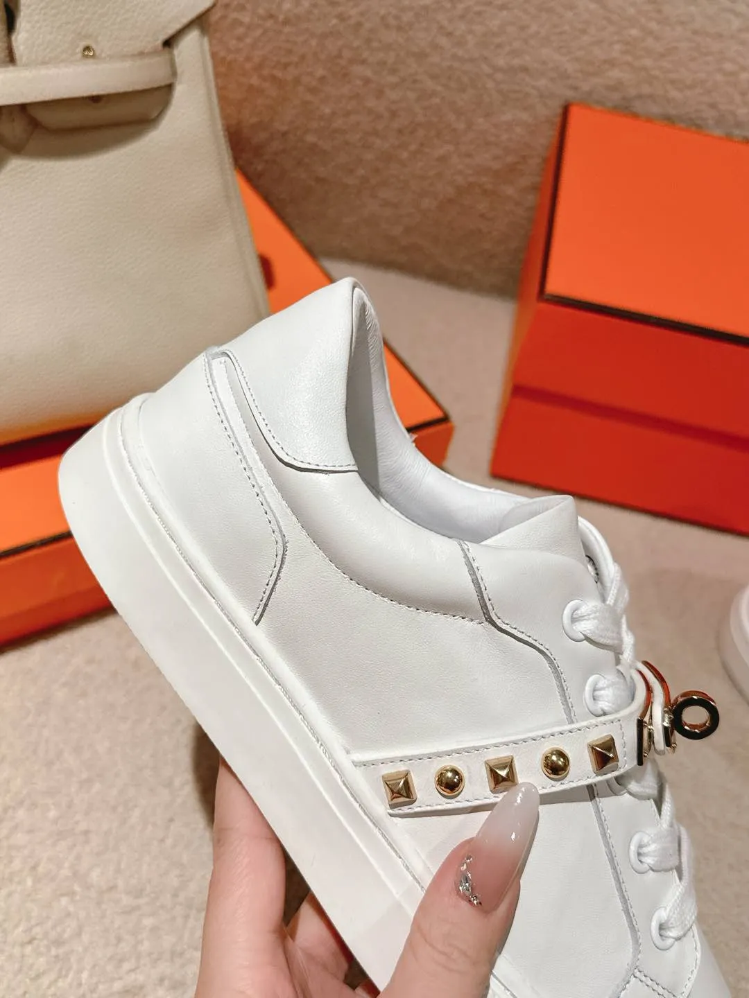 👟👟Ex-factory price 600👟👟Hermes top version couple model Epsom calfskin and calfskin loafer style lace-up sneakers, with functional rose gold-plated Kelly shoe buckles. Create a stylish urban look. Fabric: Specific cowhide/canvas material Lining: Sheepskin lining Outsole: Original molded TPU outsole Size: 35-45